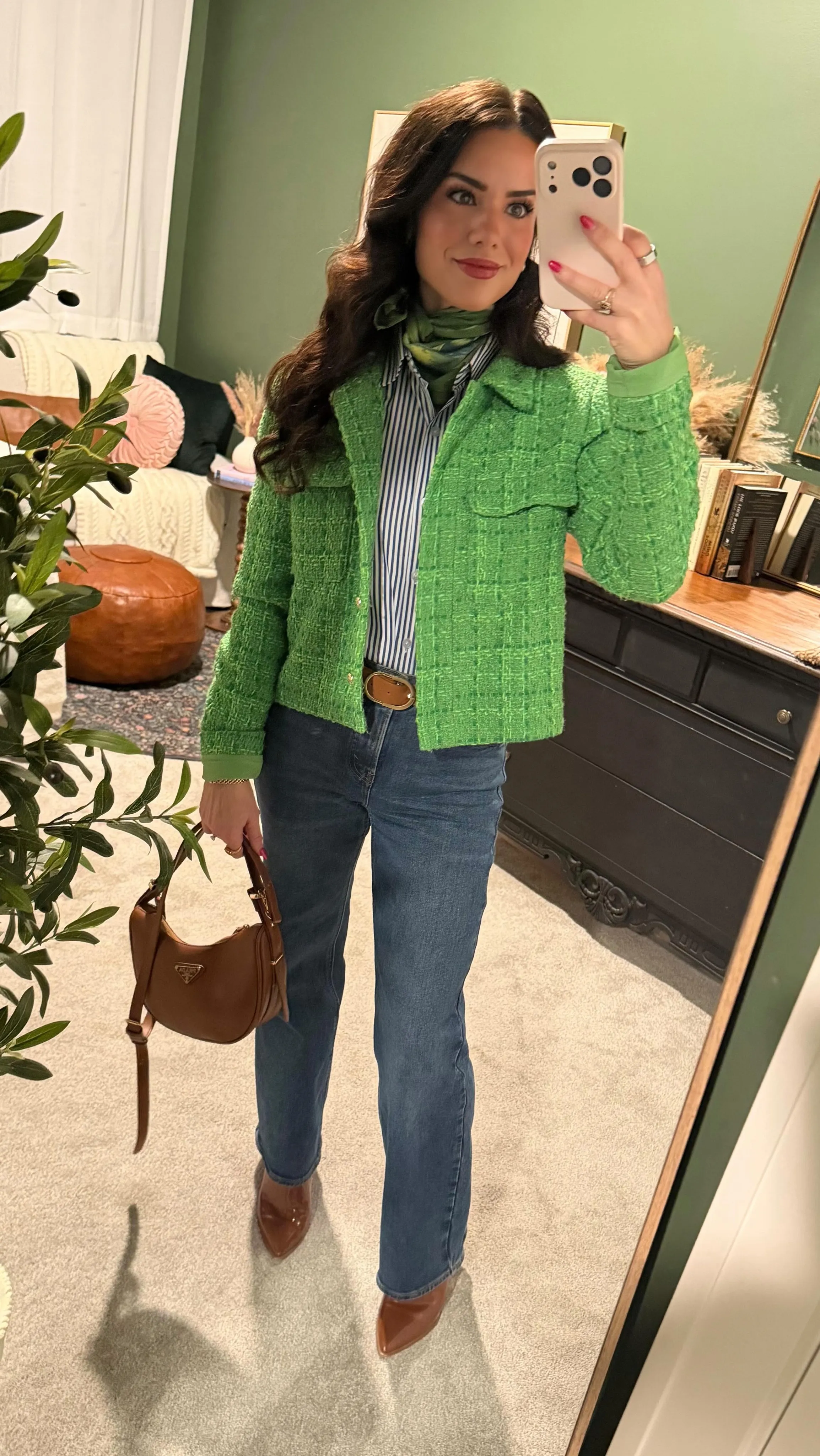 Reel cover of Susanne in a green tweed cropped jacket over a blue striped shirt, green scarf at her neck, jeans with a cognac belt and brown booties